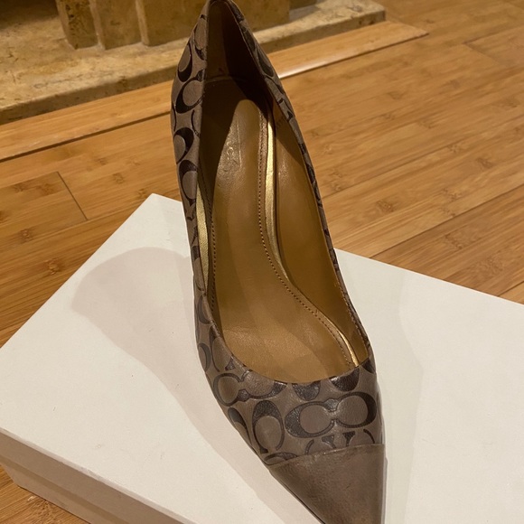 Amazing Coach Pumps! - Picture 4 of 9